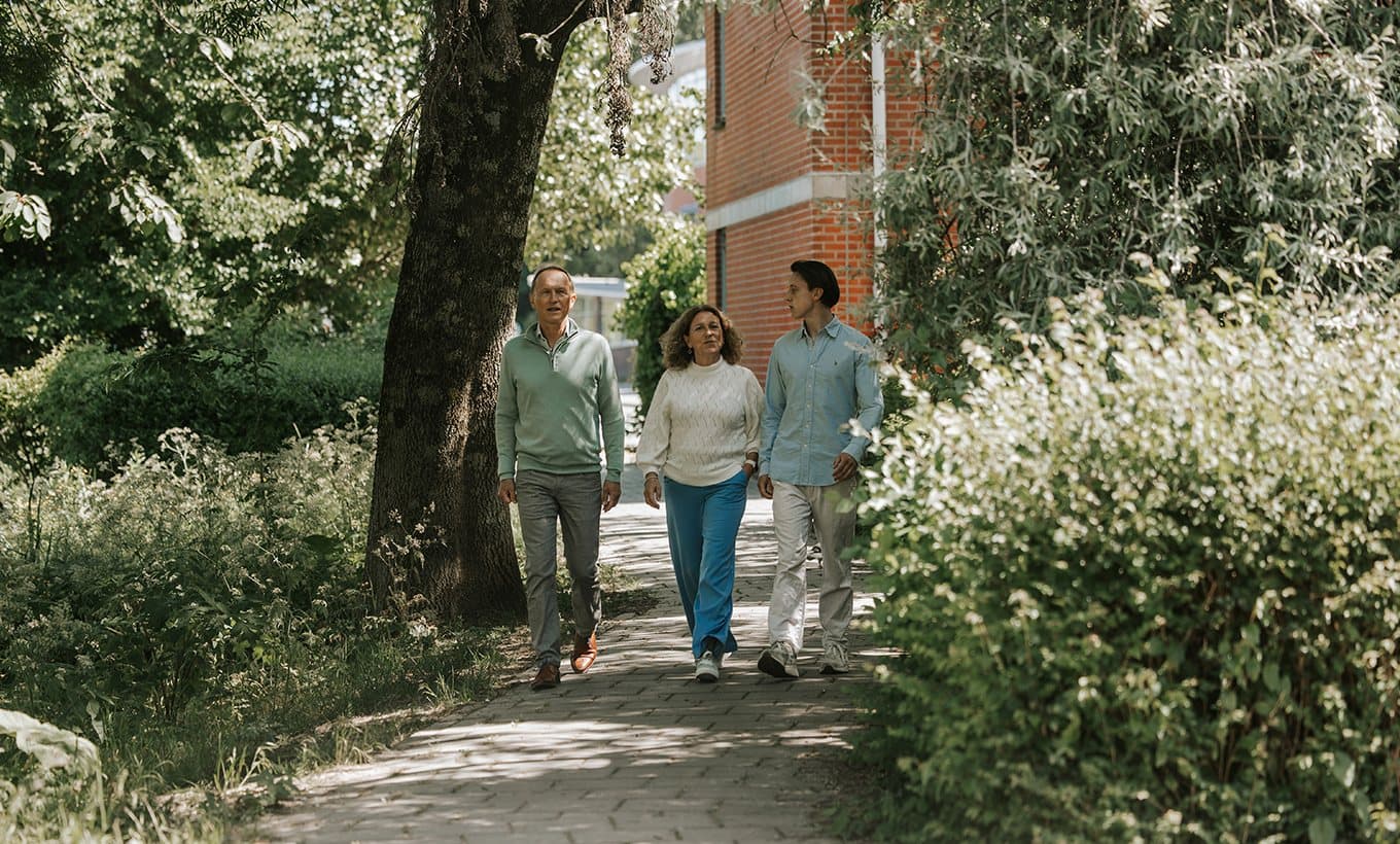 Alexander, Elsbeth en Matthijs lopen samen buiten